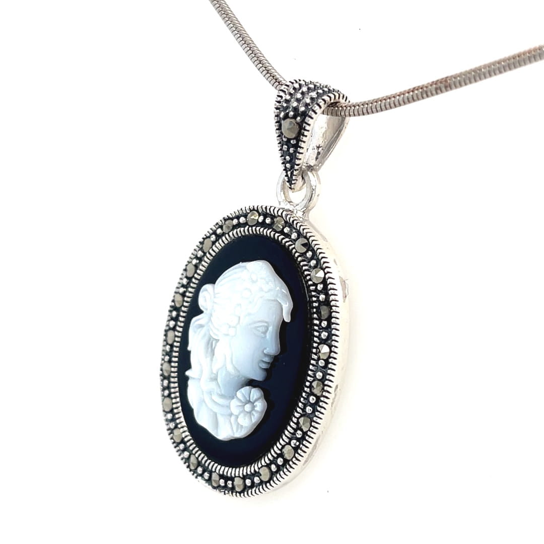 zawieszka Kamea, wisiorek Biała Dama, motyw antyczny w biżuterii, biżuteria retro Kamea, biżuteria z wizerunkiem kobiety, symbolika Kamei