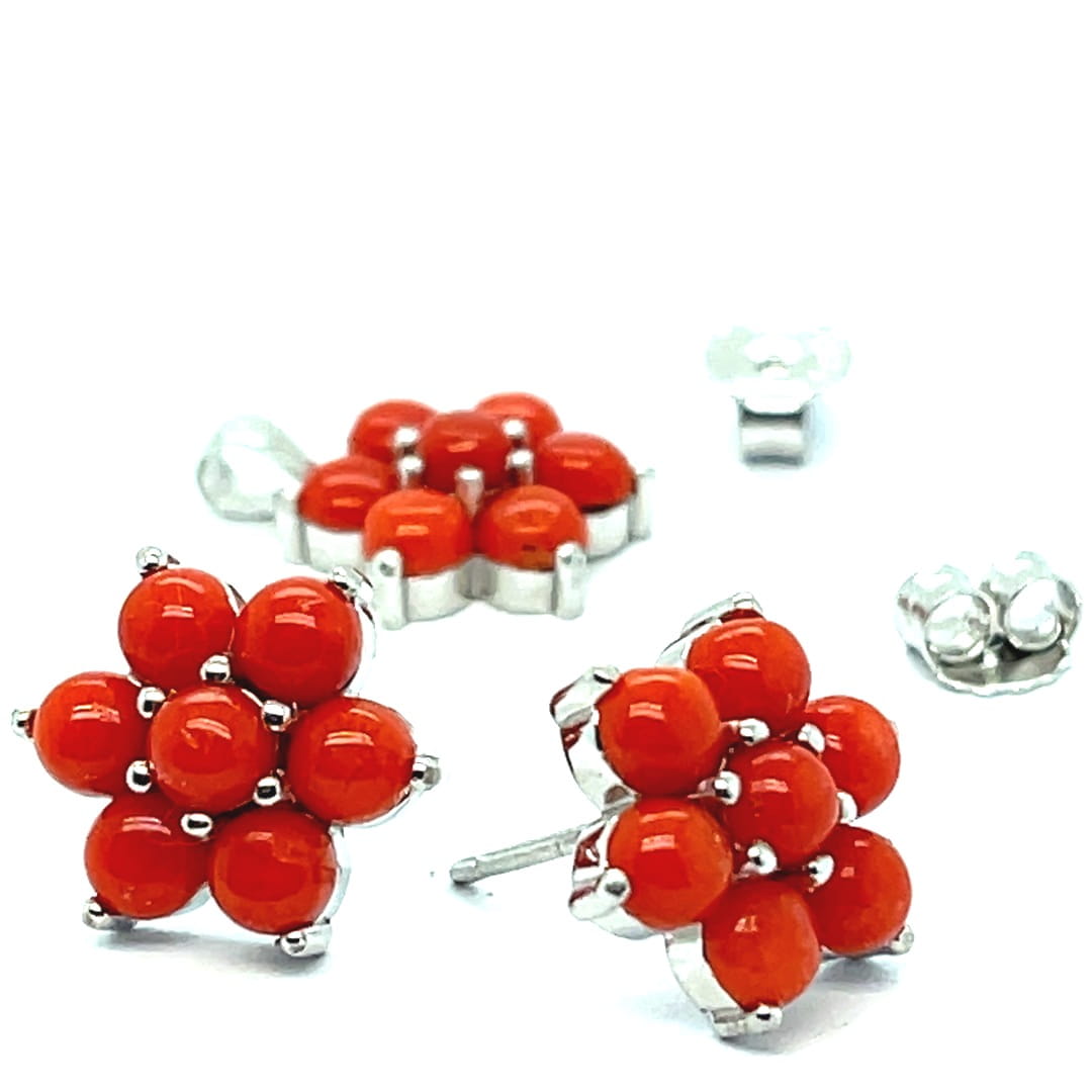 biżuteria z motywem kwiatu, srebrny kwiatek kolczyki i wisiorek, design biżuterii florystyczny, prosta konstrukcja biżuterii, delikatna biżuteria na co dzień, kolczyki sztyfty kwiatek, spójny design biżuterii